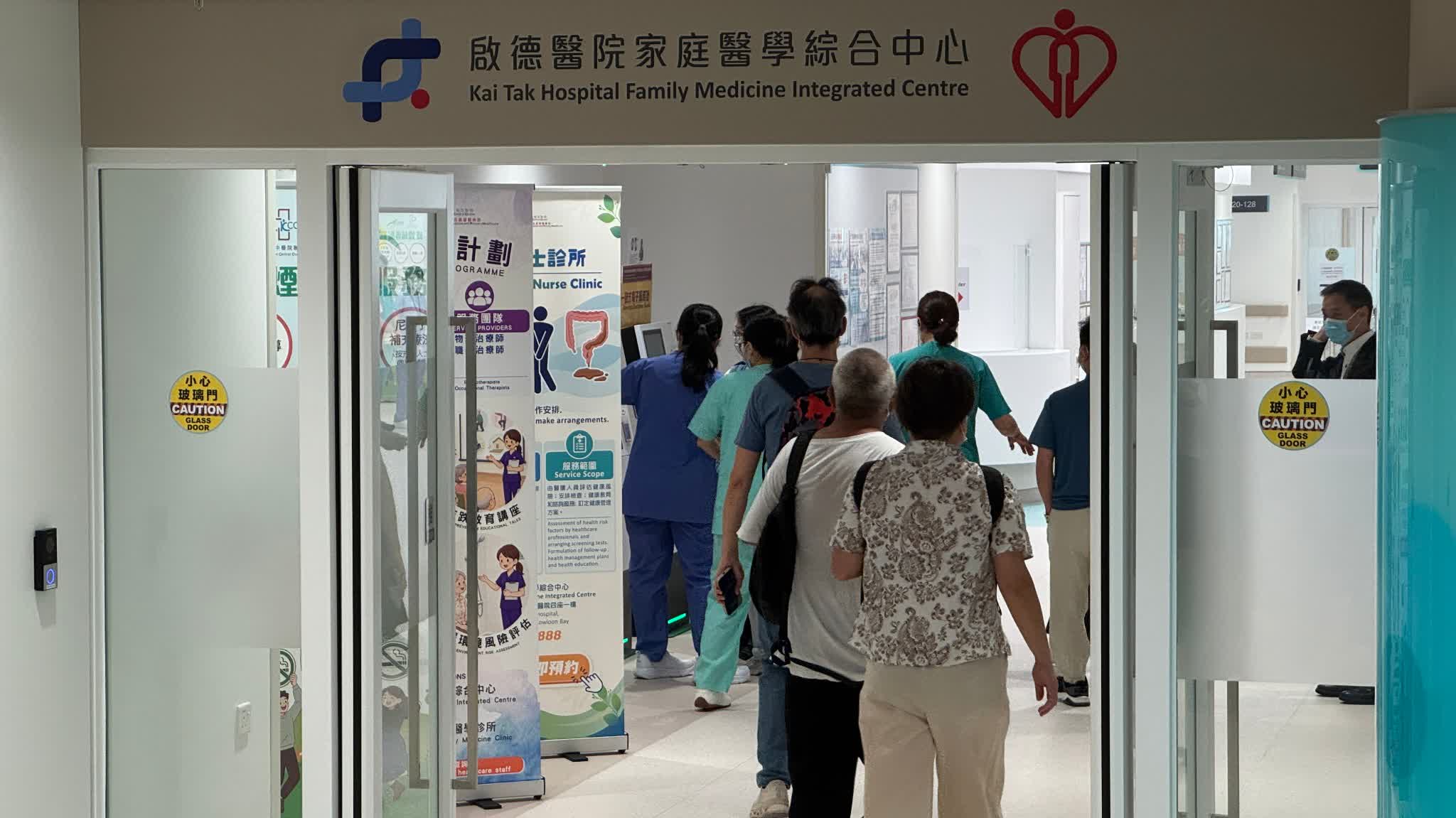 Photos | Kai Tak Hospital begins service, dozens queue on opening day