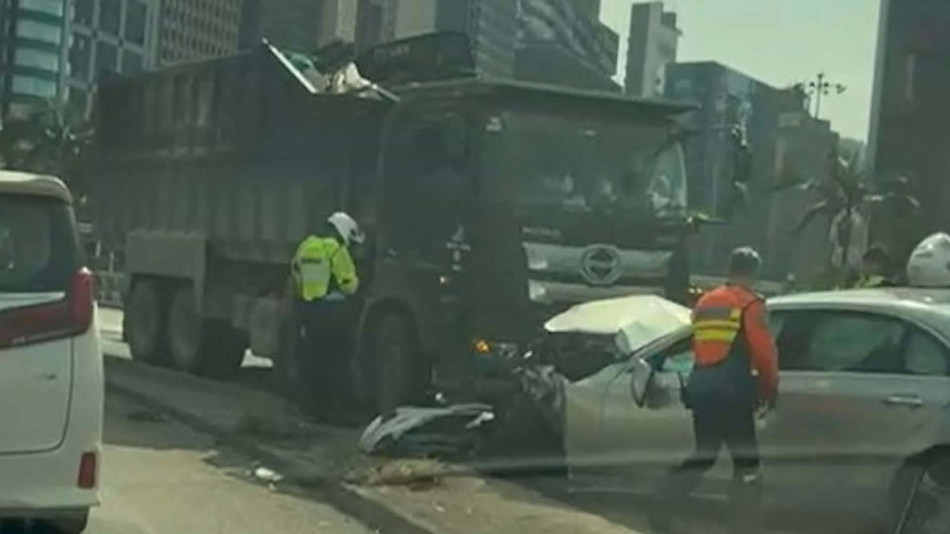 Private car and skip loader truck collide in Wan Chai, leaving 1 injured