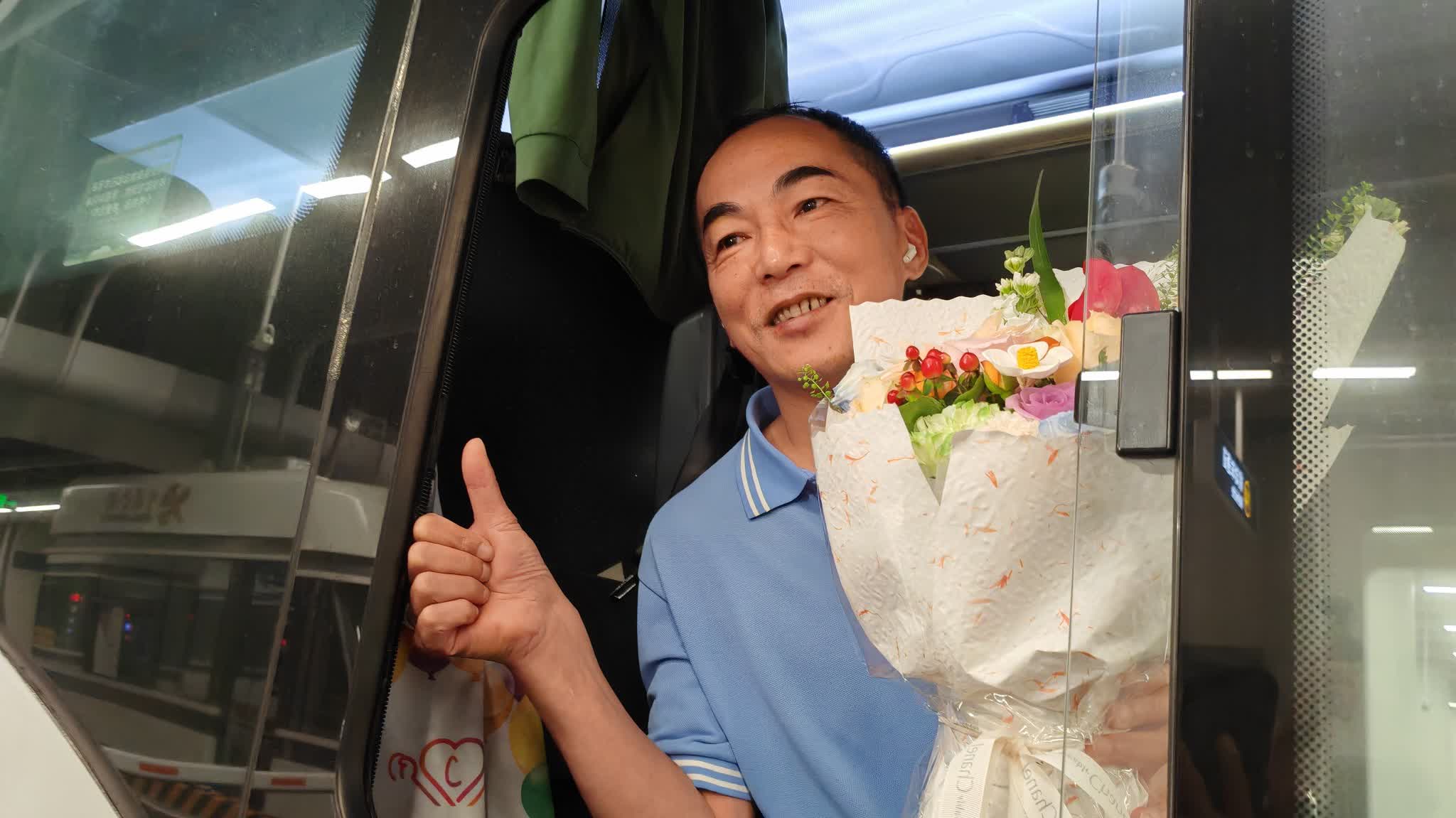New Huanggang Port welcomes first batch of vehicles: Drivers praise speedy joint clearance