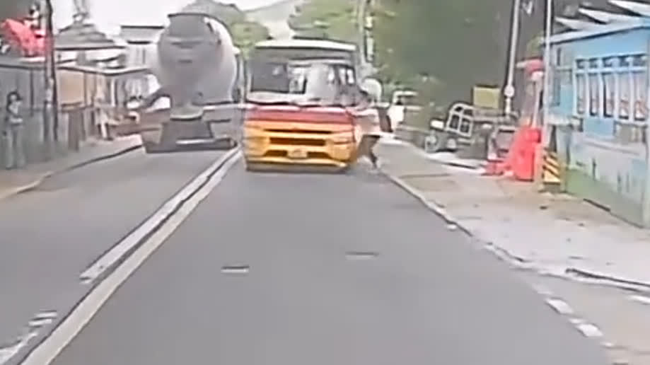 Watch This | Man suspected of jaywalking at Kam Sheung Road in Yuen Long hit by school bus, thrown onto pavement