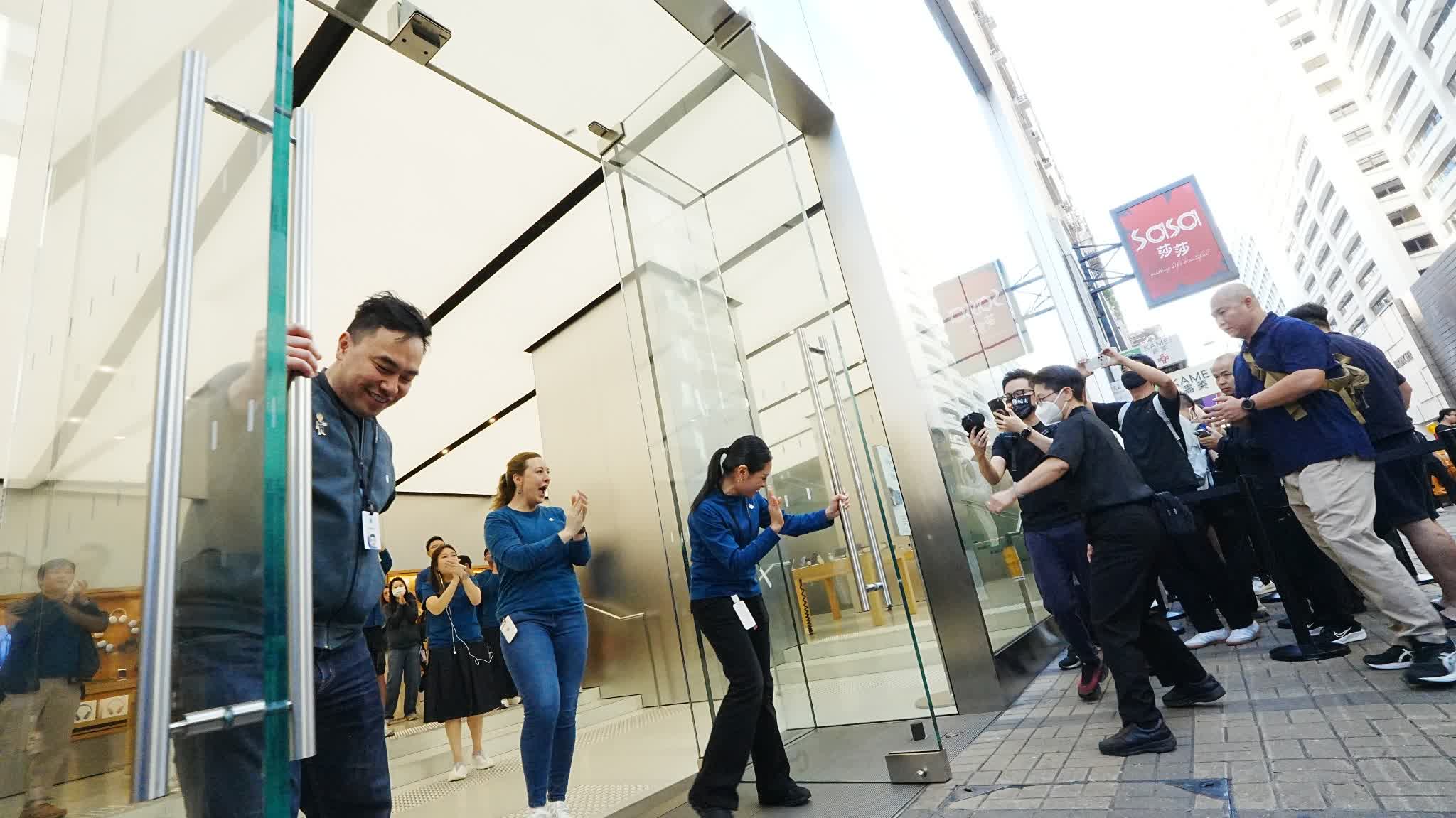 Photos | iPhone Duo goes on sale today, scalpers battle it out: Sincere Podium buy-back prices up HK$5,000 on average