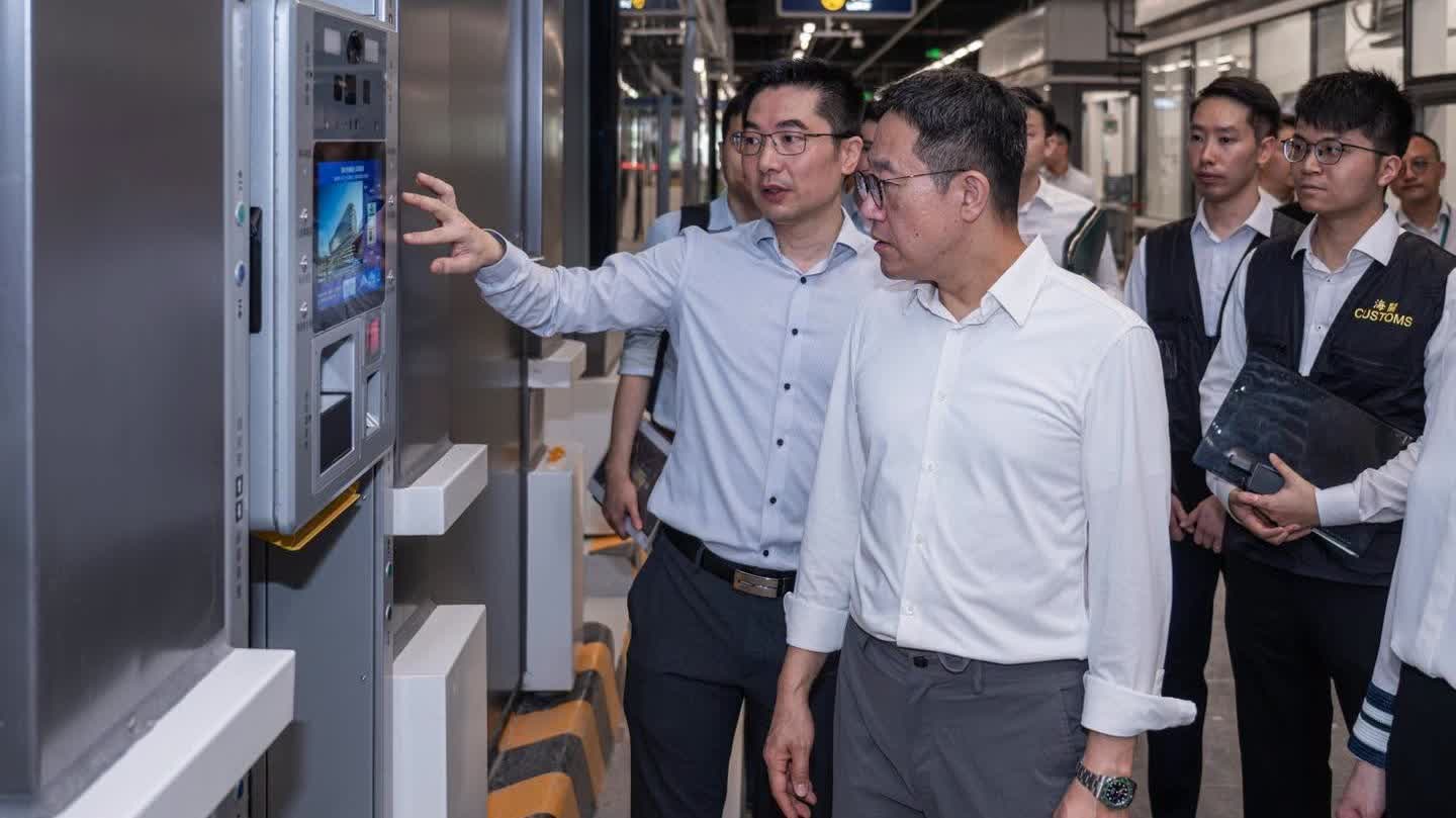 Chan Tsz-tat: Customs introduces mobile X-ray vehicles and technologies to aid clearance in Huanggang Port, deploys more staff