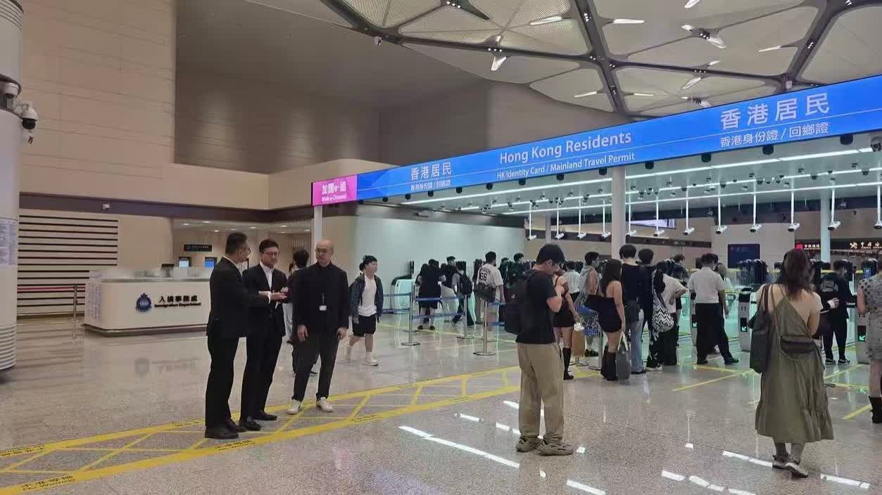 Halloween crowds expected to peak at Huanggang Port through early hours of Sunday