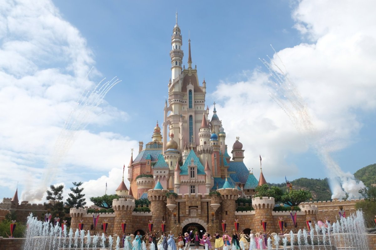 香港迪士尼即將迎來15周年慶典。據了解，香港迪士尼樂園度假區「15周年奇妙慶典」將於明日（21日）正式開幕。施工期4年的全新城堡「奇妙夢想城堡」亦會於明日正式開幕，該城堡是全球首個迪士尼樂園營運中改裝的城堡，以13位公主和女王為主題，新城堡比舊城堡高一倍。（點新聞記者攝）