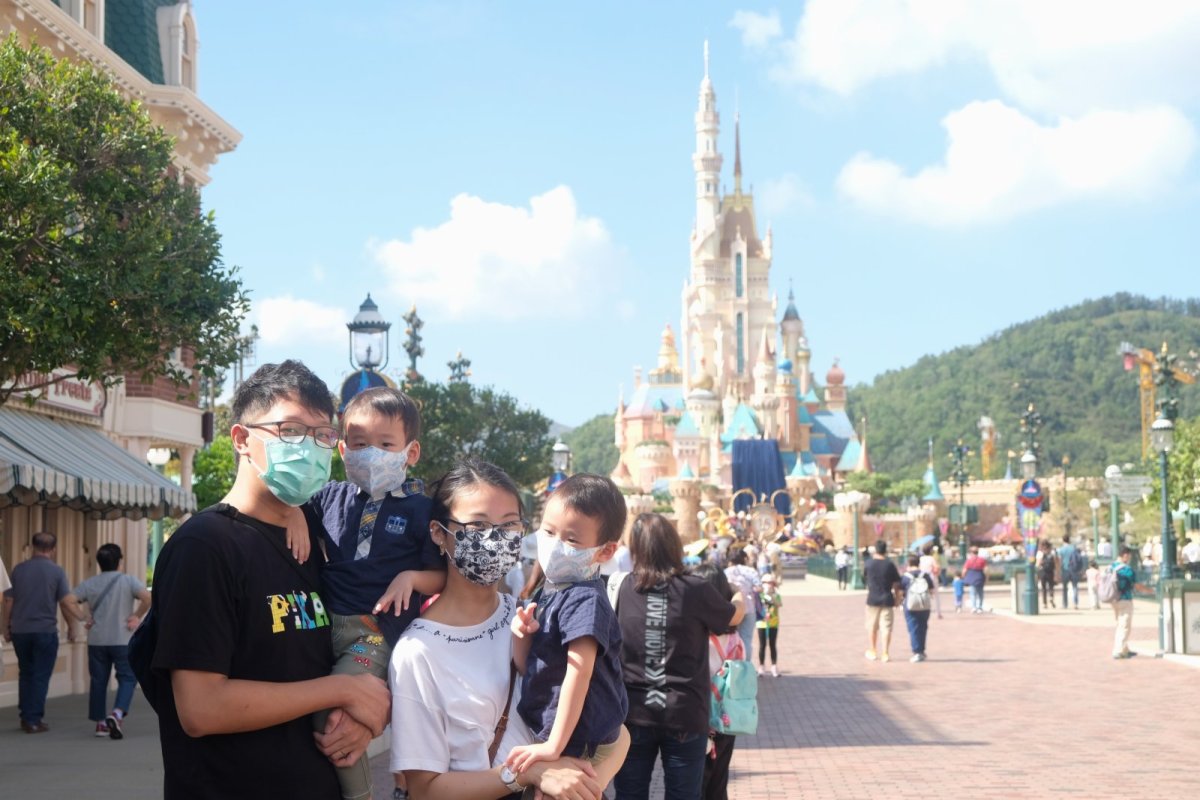 市民全家出動合影留念。（點新聞記者攝）