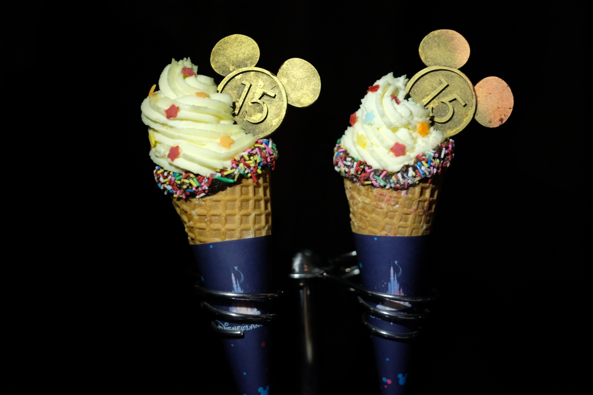 有15周年字樣的米奇甜筒，十分可愛。（點新聞記者攝）