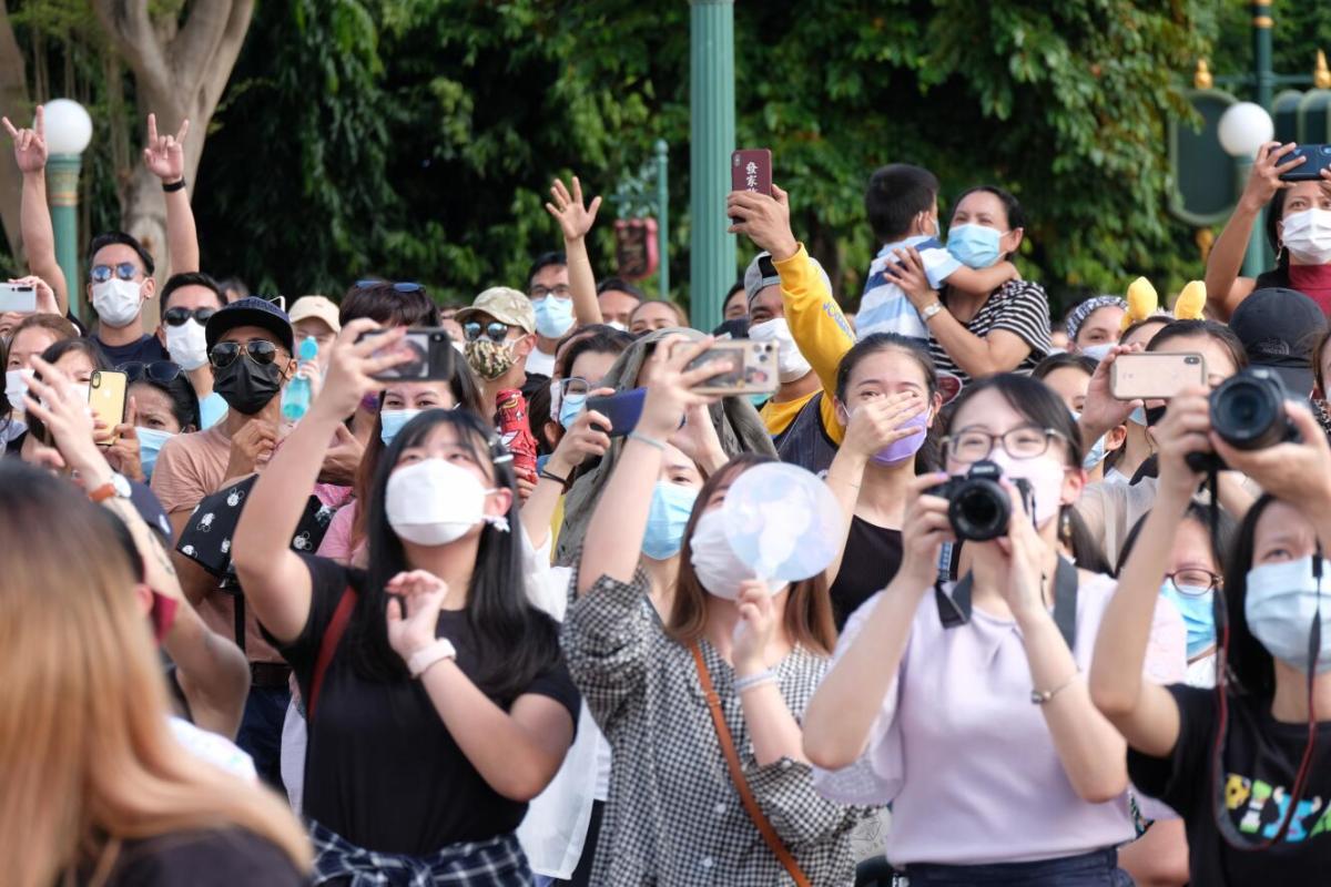 眾多迪士尼粉絲前來拍照。（點新聞記者攝）