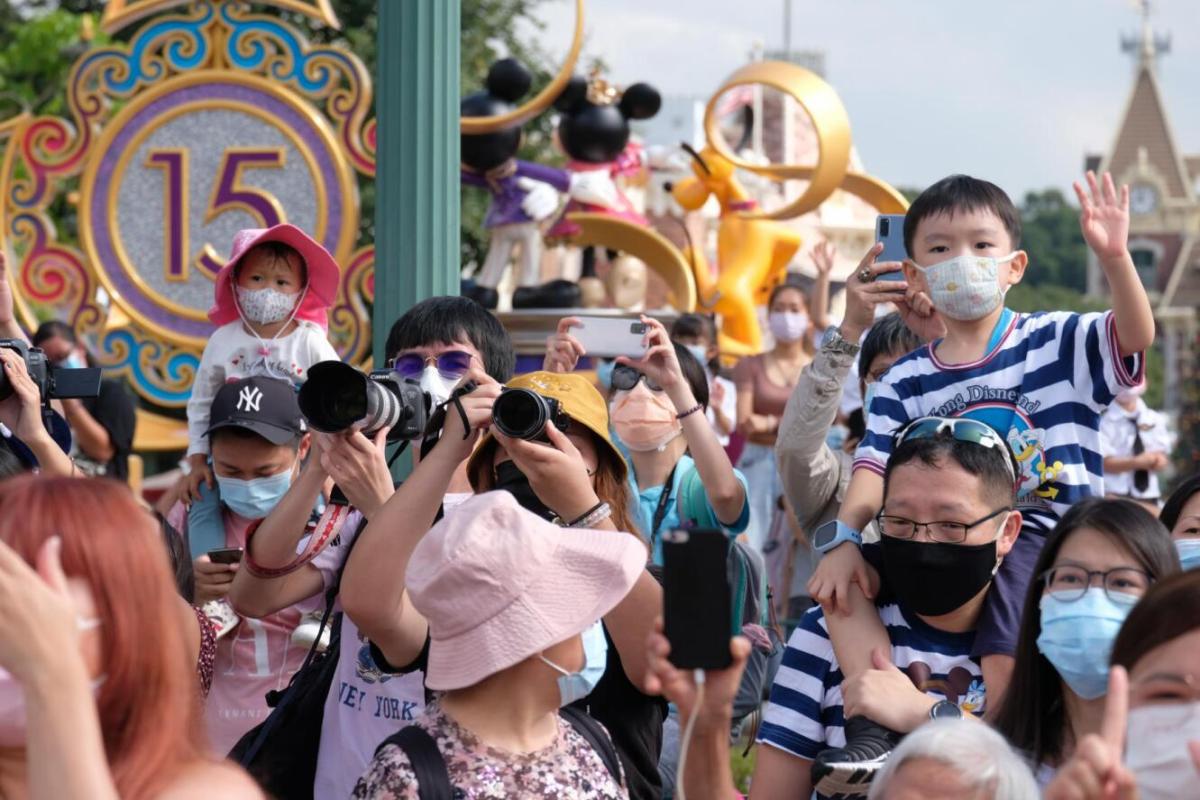 今日大批市民前來打卡迪士尼新城堡。（點新聞記者攝）